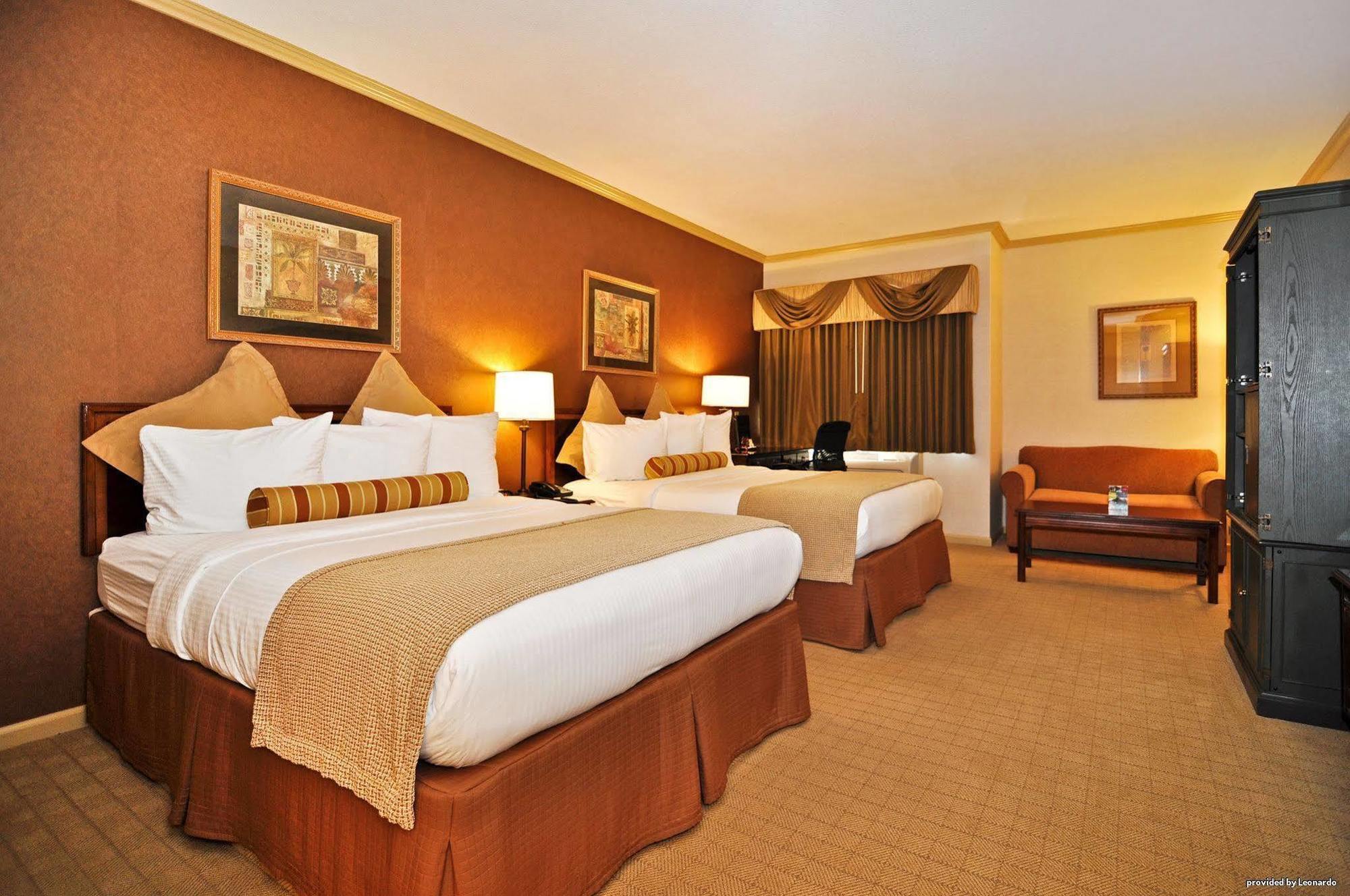 Best Western Plus Palm Court Hotel Davis Szoba fotó