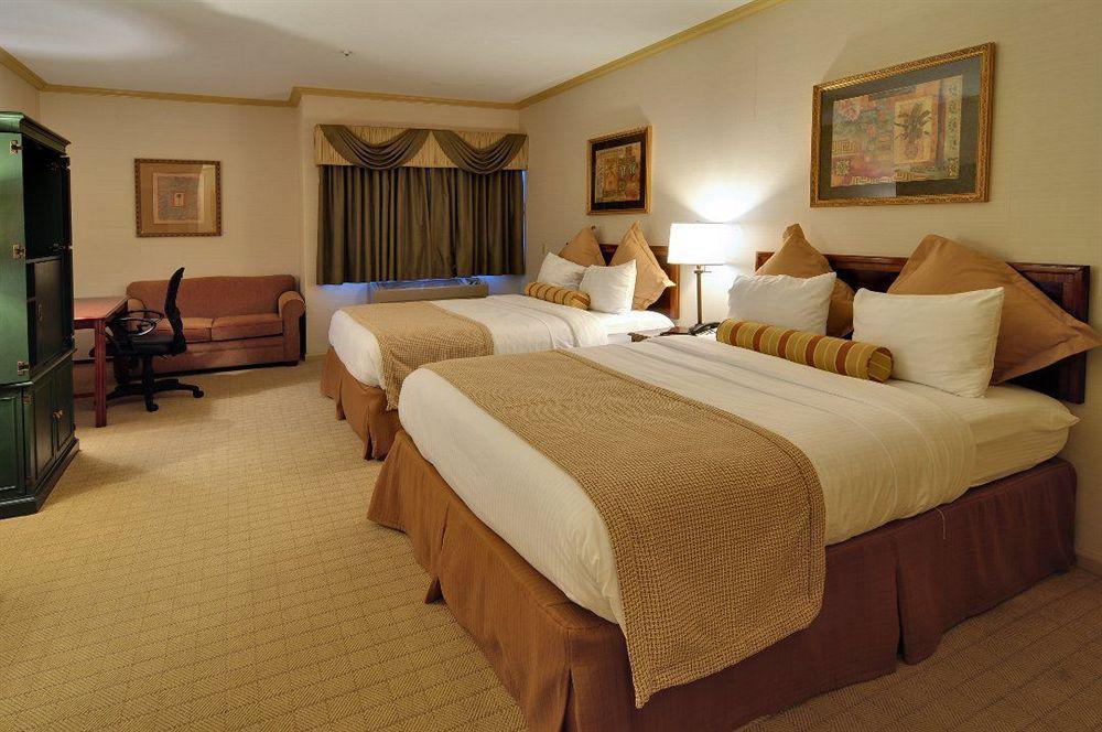 Best Western Plus Palm Court Hotel Davis Szoba fotó