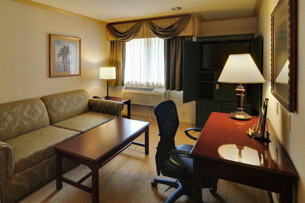 Best Western Plus Palm Court Hotel Davis Szoba fotó