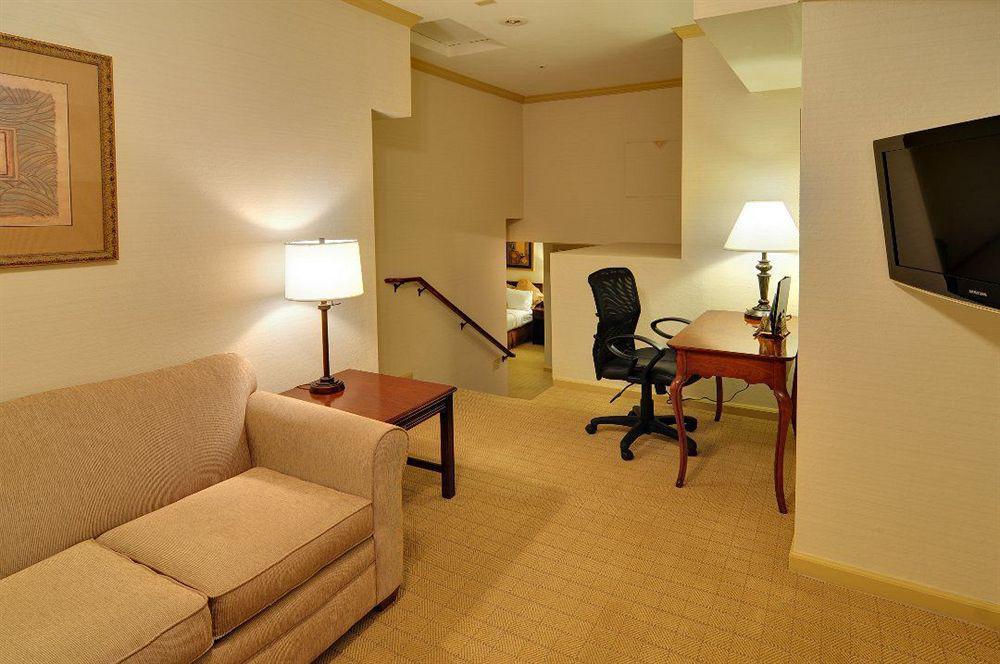 Best Western Plus Palm Court Hotel Davis Szoba fotó